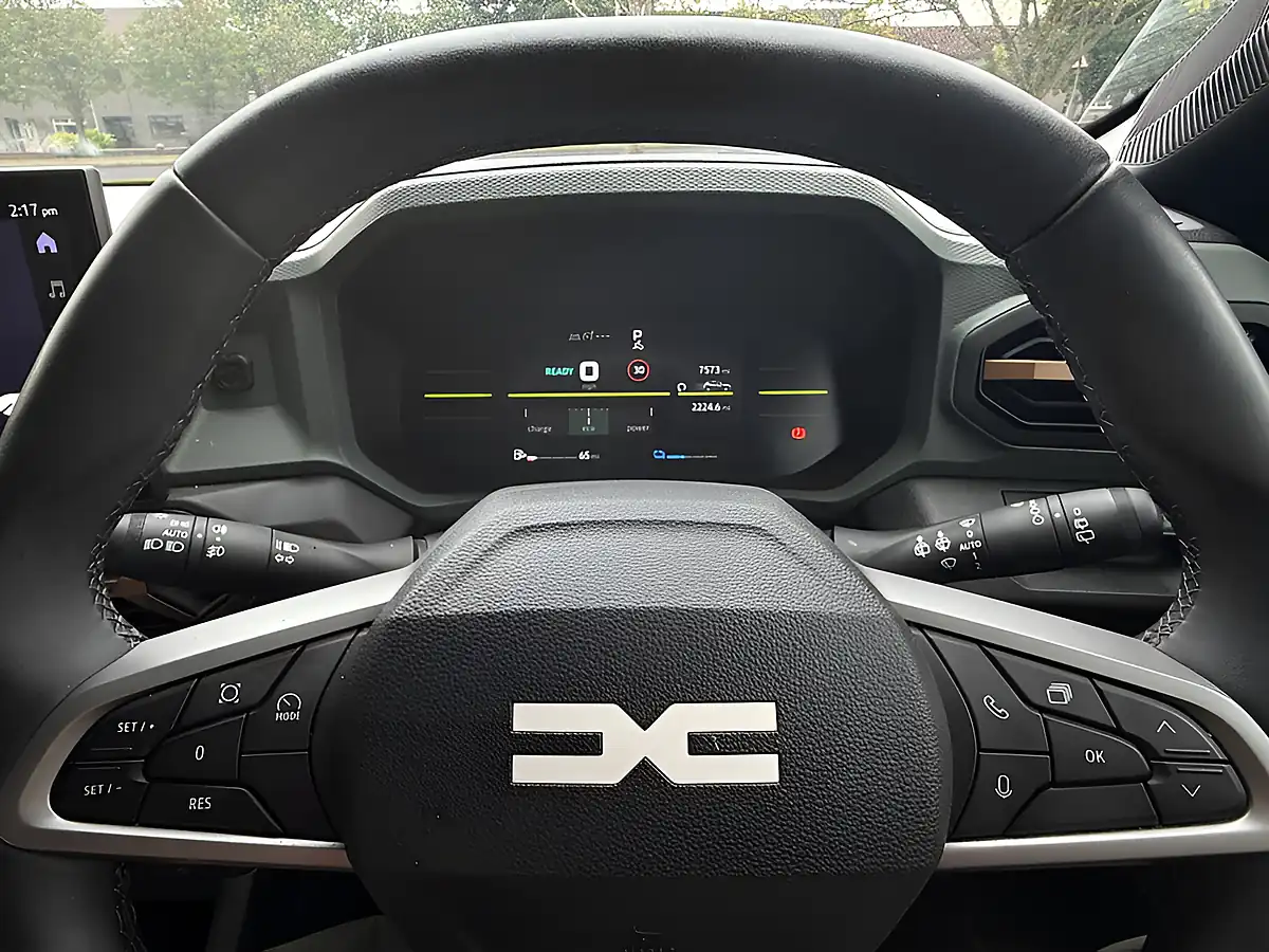 Used 2025 Dacia Duster Extreme Cedar Green - Interior and Exterior details 16