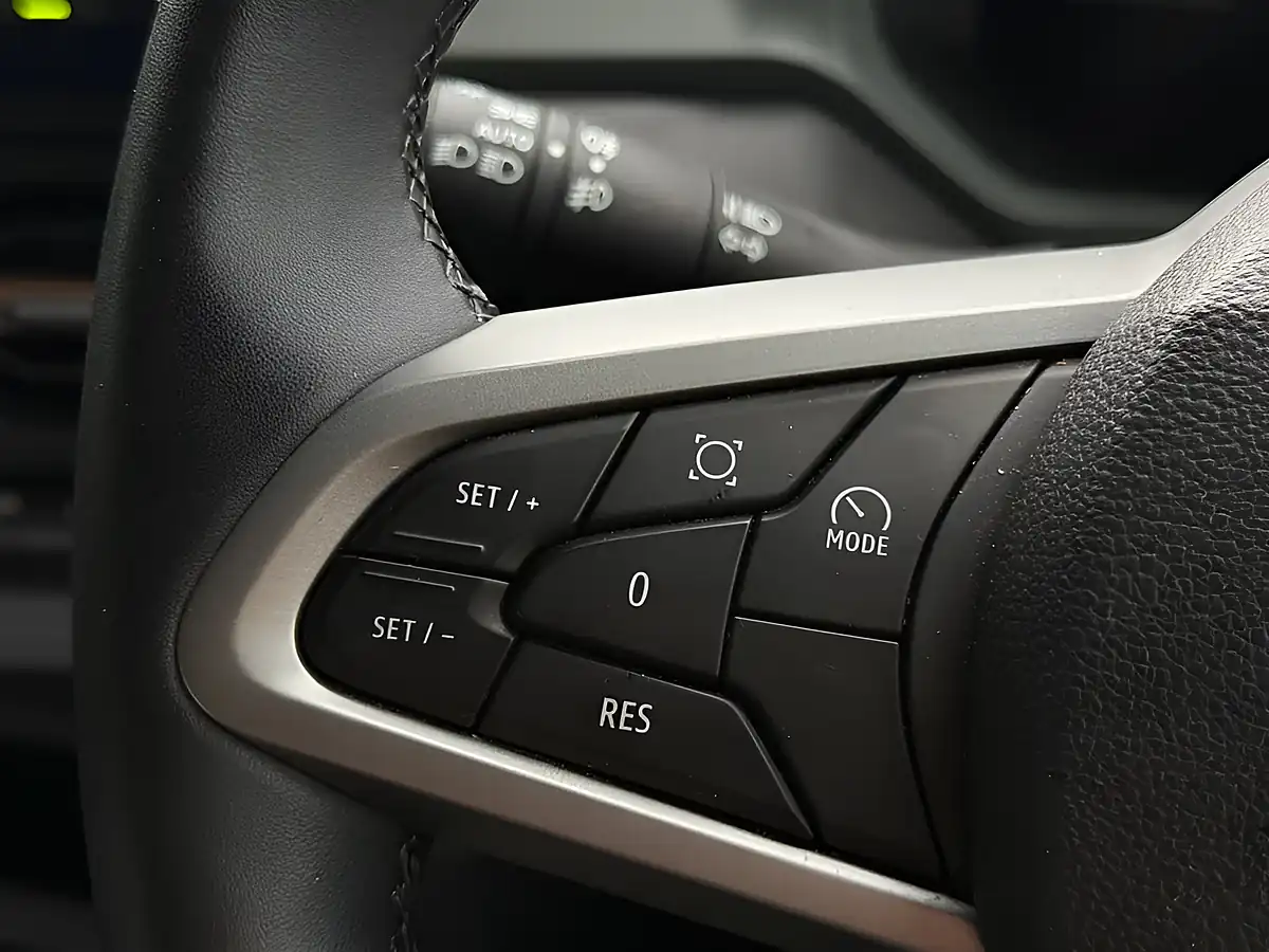 Used 2025 Dacia Duster Extreme Cedar Green - Interior and Exterior details 17