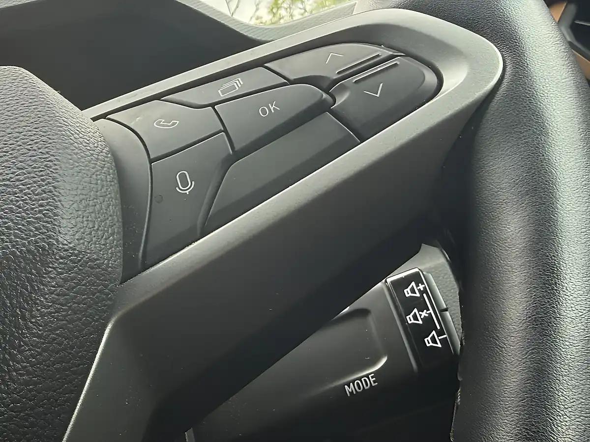 Used 2025 Dacia Duster Extreme Cedar Green - Interior and Exterior details 18