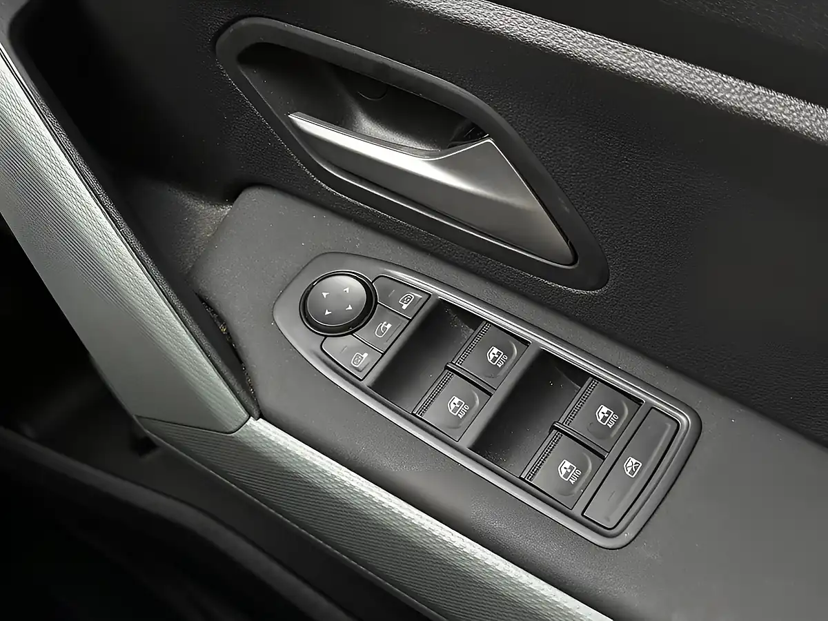 Used 2025 Dacia Duster Extreme Cedar Green - Interior and Exterior details 19