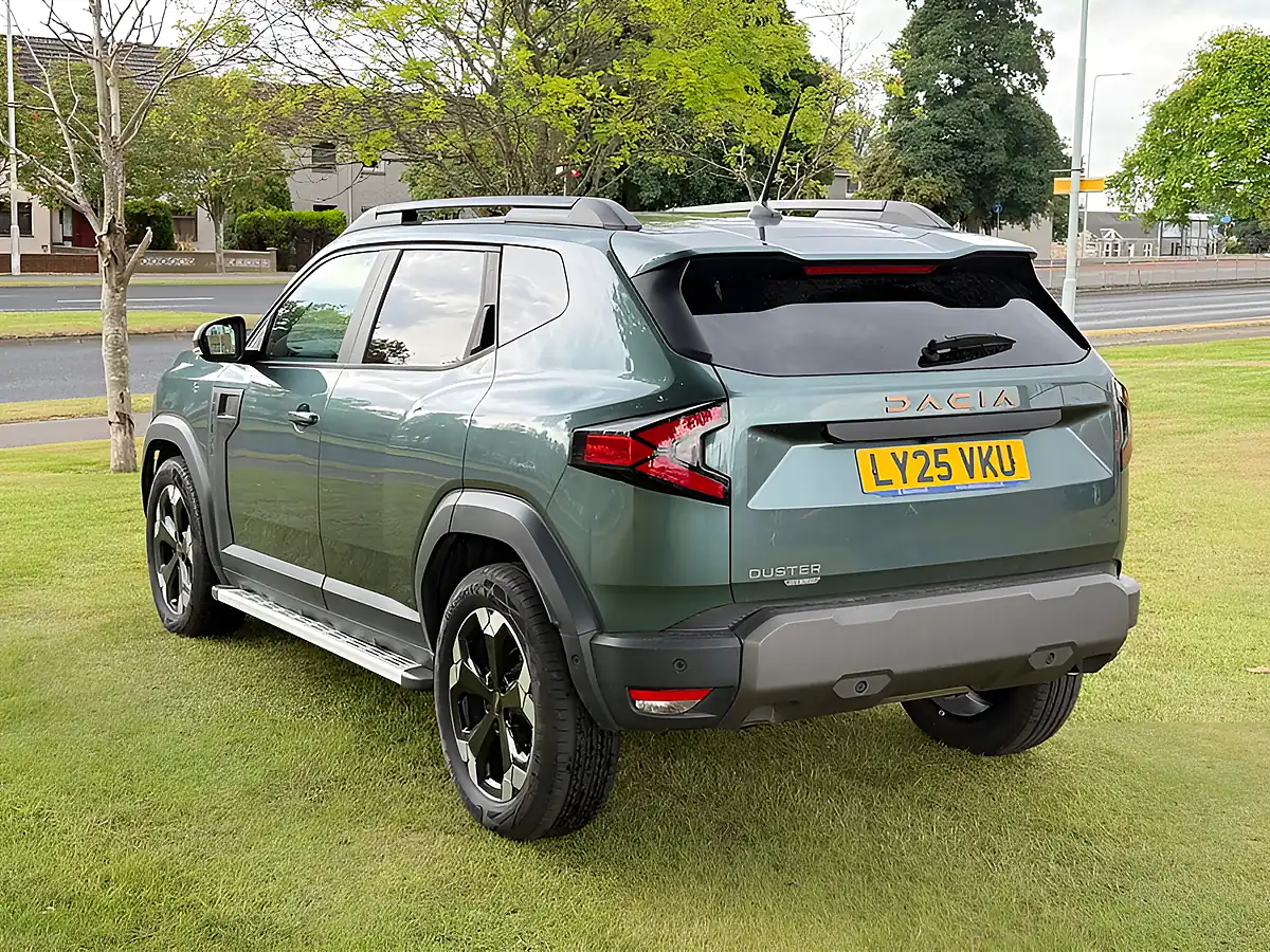 Used 2025 Dacia Duster Extreme Cedar Green - Interior and Exterior details 4