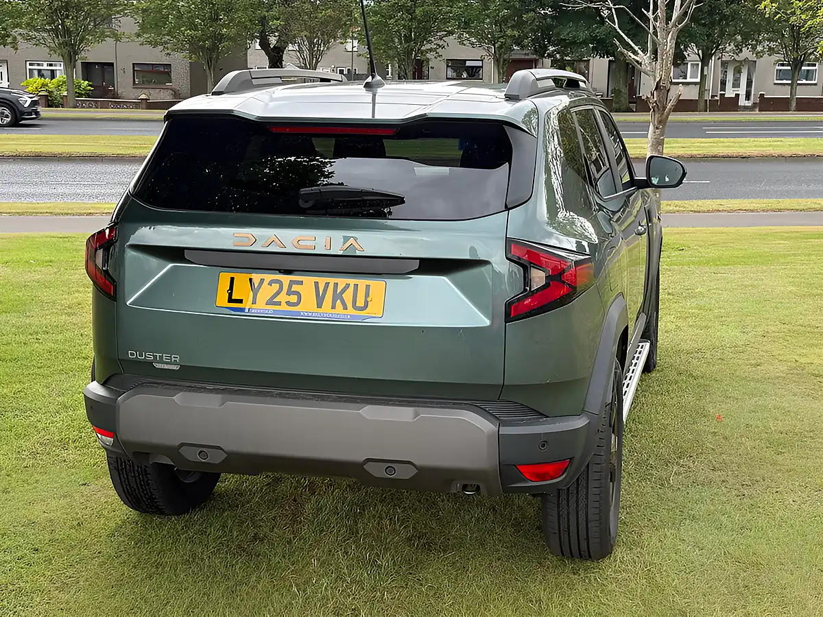 Used 2025 Dacia Duster Extreme Cedar Green - Interior and Exterior details 5