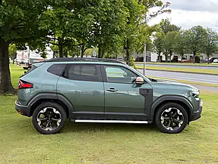 Used 2025 Dacia Duster Extreme Cedar Green - Interior and Exterior details 6