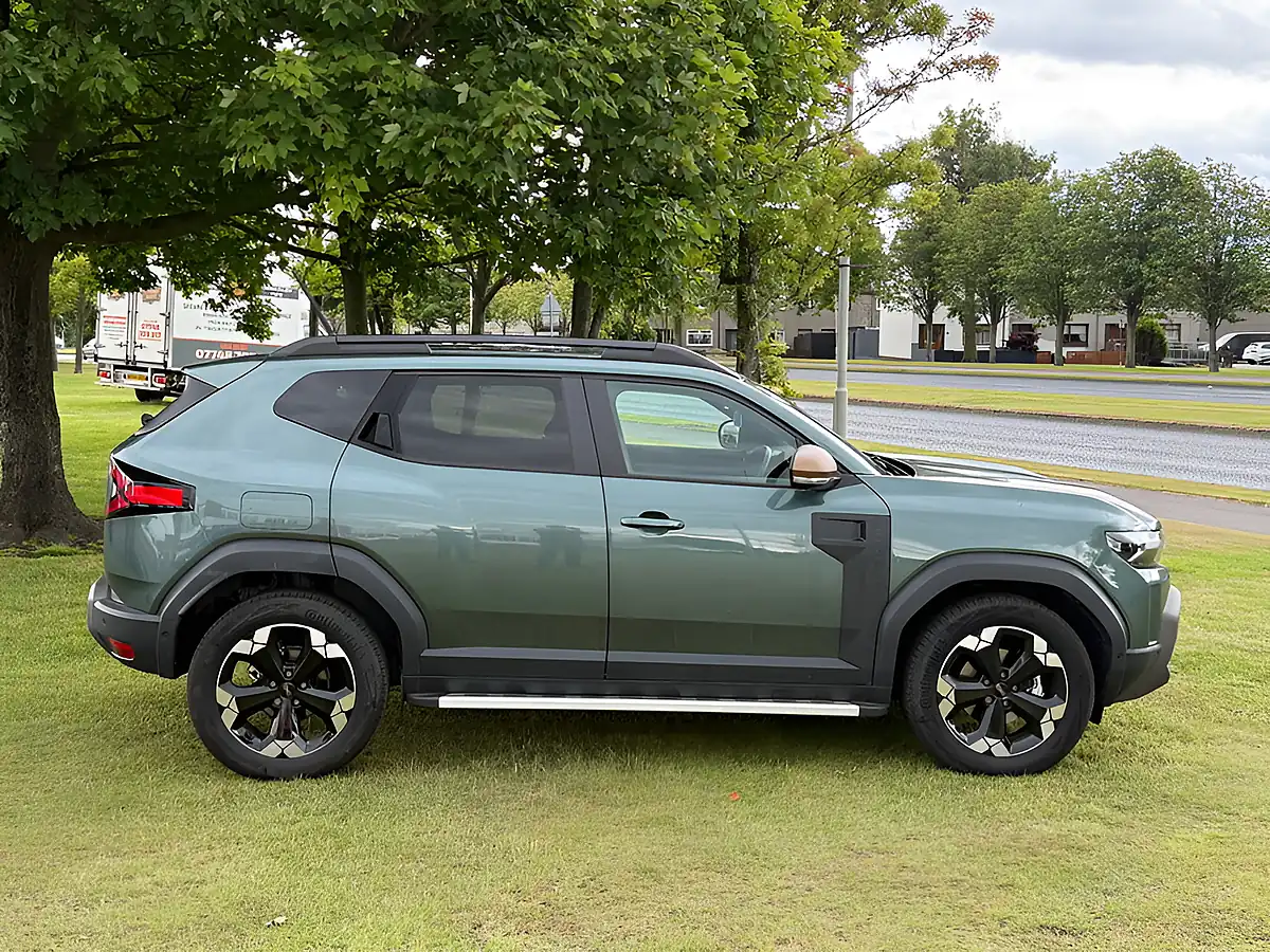 Used 2025 Dacia Duster Extreme Cedar Green - Interior and Exterior details 6
