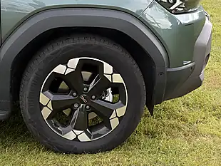 Used 2025 Dacia Duster Extreme Cedar Green - Interior and Exterior details 7