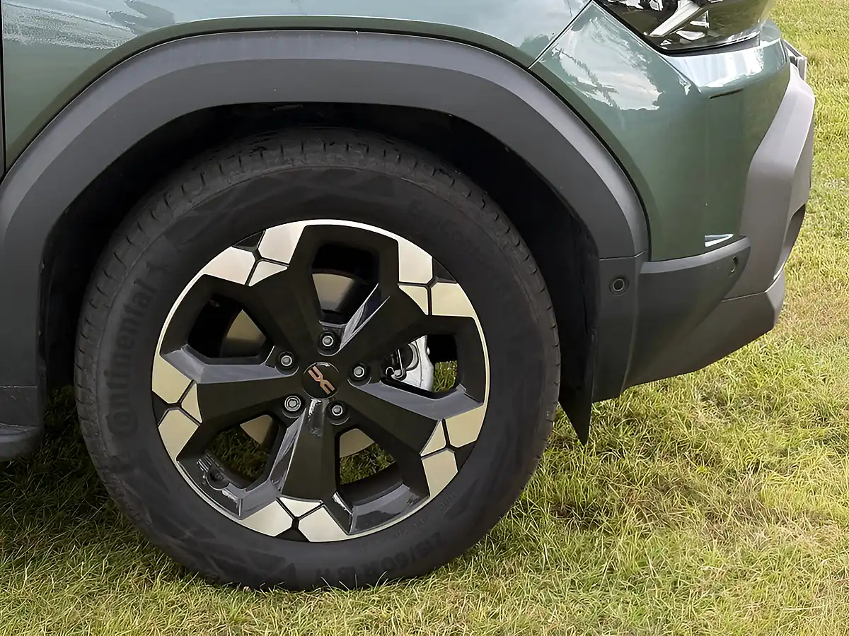 Used 2025 Dacia Duster Extreme Cedar Green - Interior and Exterior details 7