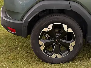 Used 2025 Dacia Duster Extreme Cedar Green - Interior and Exterior details 8