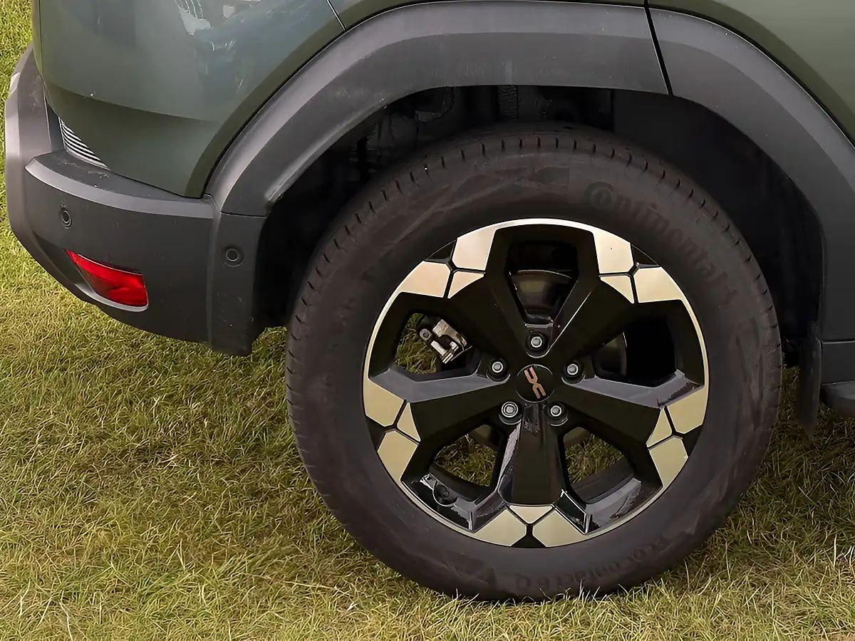 Used 2025 Dacia Duster Extreme Cedar Green - Interior and Exterior details 8