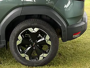 Used 2025 Dacia Duster Extreme Cedar Green - Interior and Exterior details 9