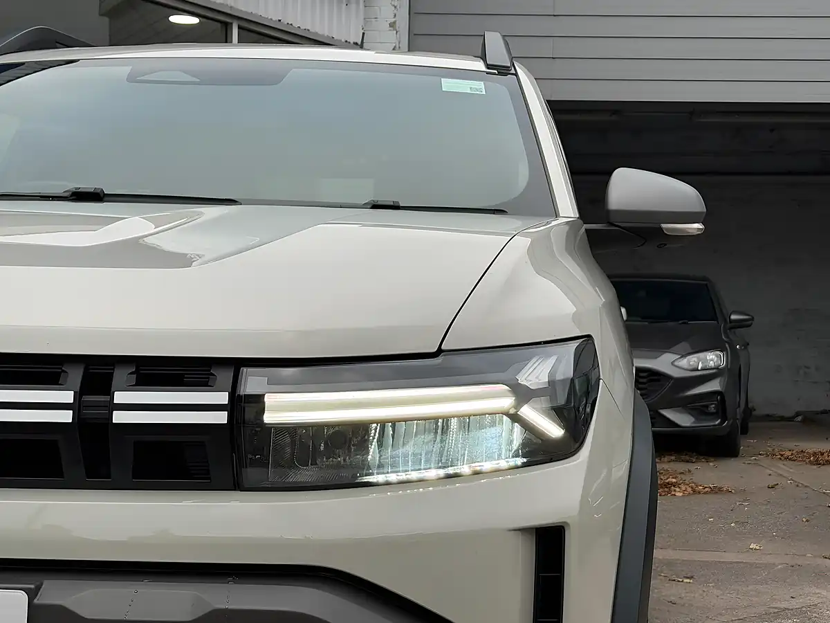 Used 2025 Dacia Duster Journey Beige - Interior and Exterior details 7