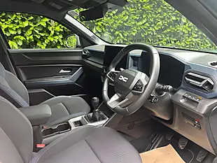 Used 2025 Dacia Duster Journey Cedar Green - Interior and Exterior details 10