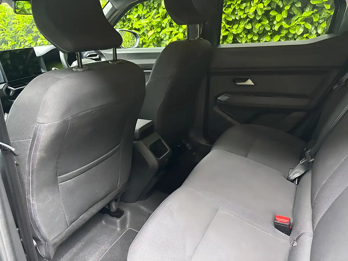 Used 2025 Dacia Duster Journey Cedar Green - Interior and Exterior details 11
