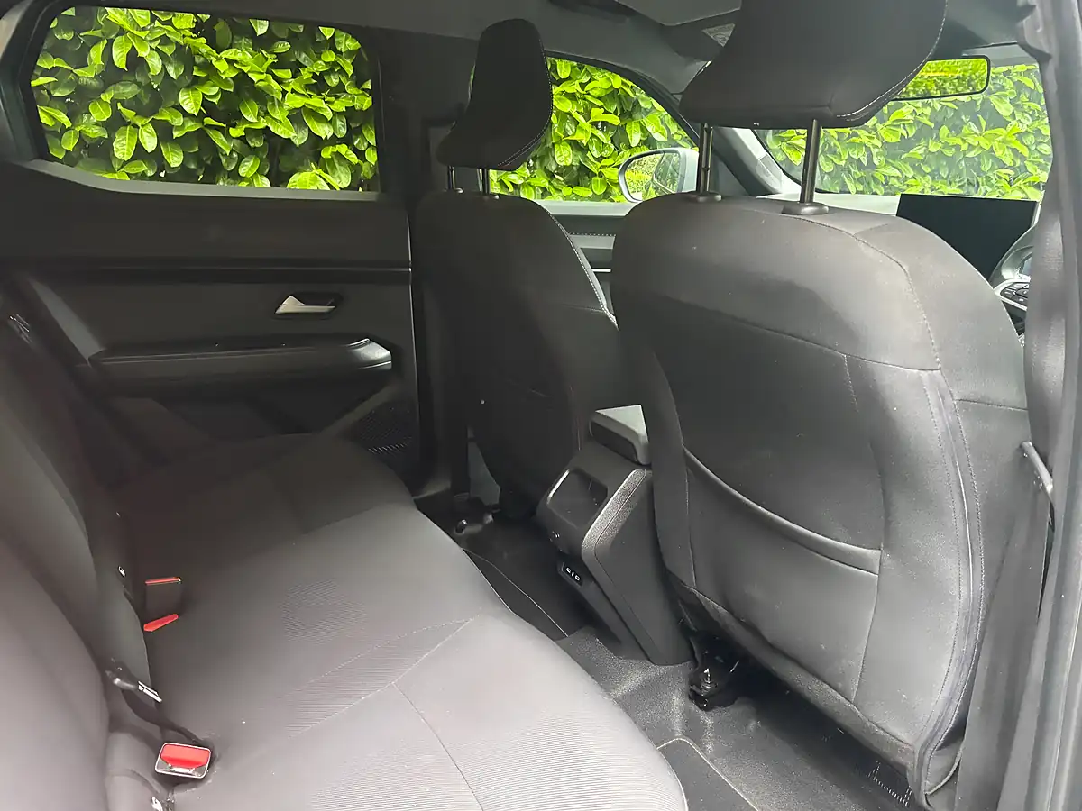 Used 2025 Dacia Duster Journey Cedar Green - Interior and Exterior details 12