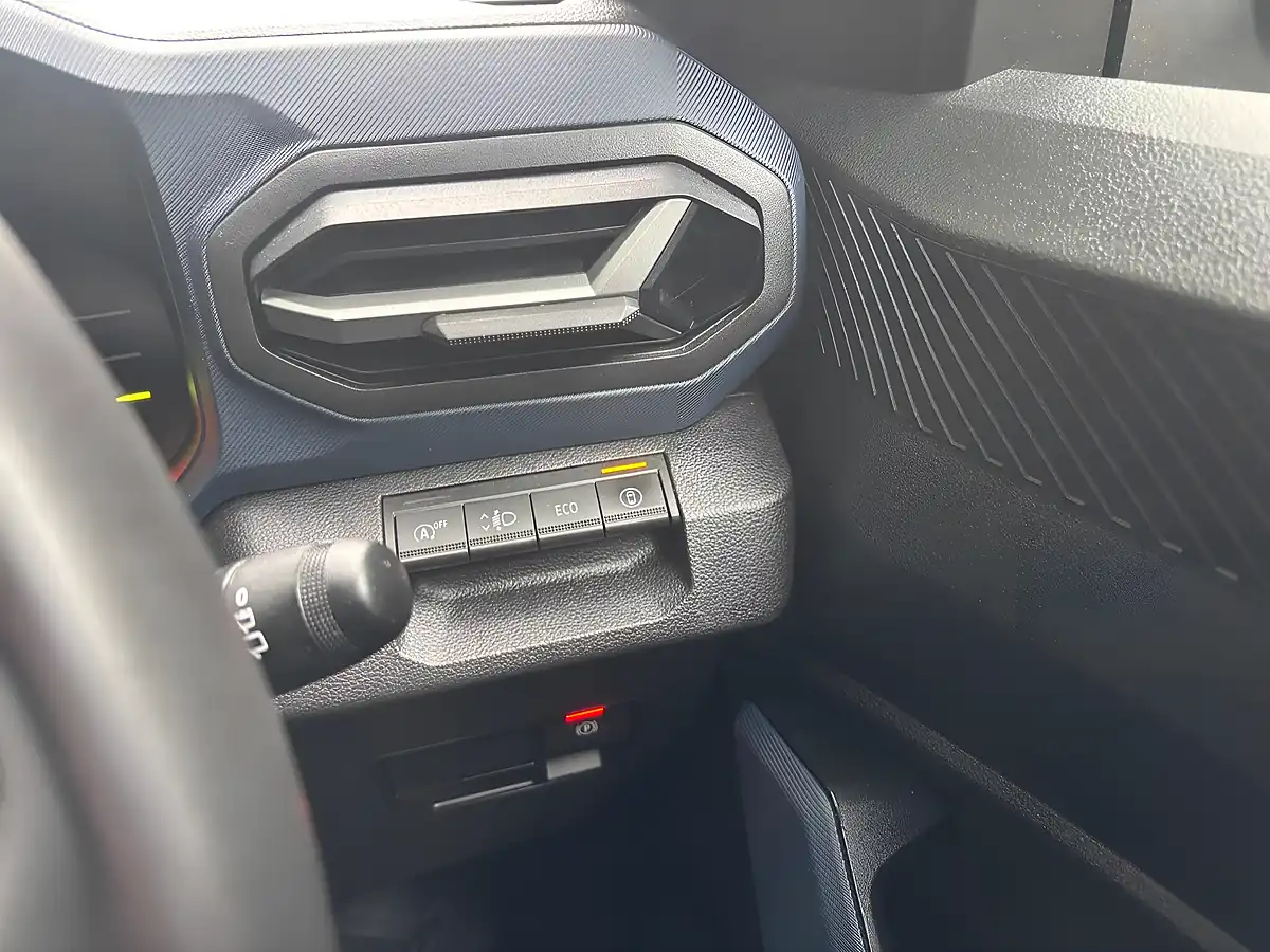 Used 2025 Dacia Duster Journey Cedar Green - Interior and Exterior details 13
