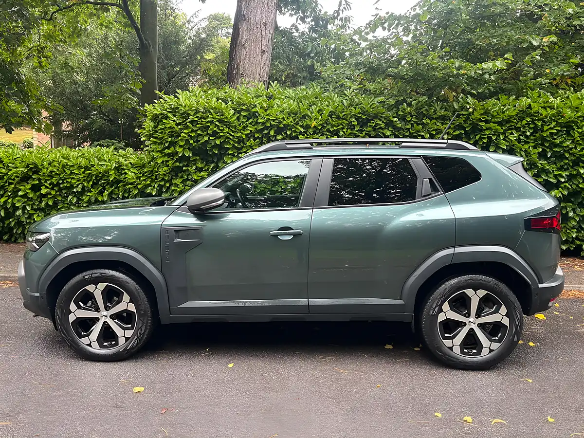 Used 2025 Dacia Duster Journey Cedar Green - Interior and Exterior details 3