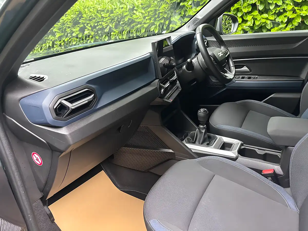 Used 2025 Dacia Duster Journey Cedar Green - Interior and Exterior details 4