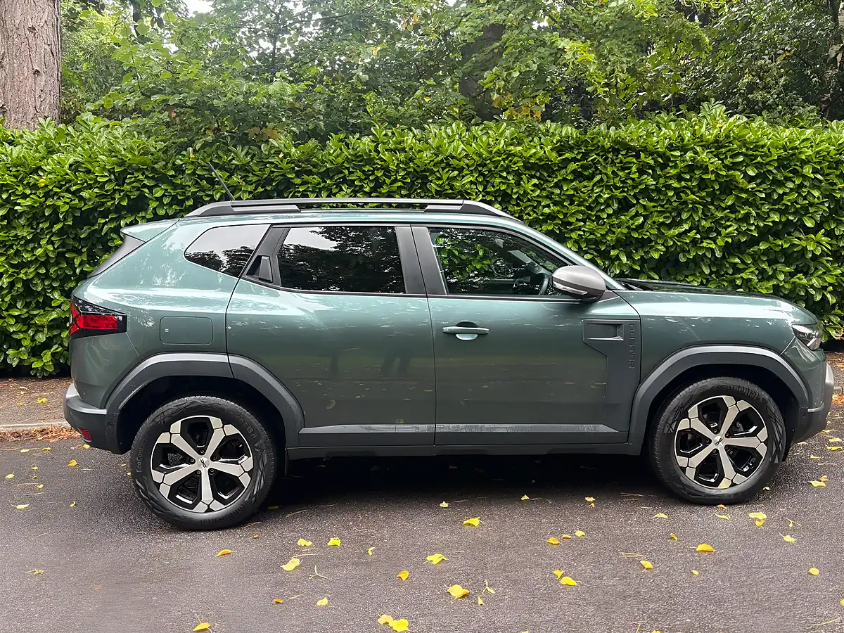 Used 2025 Dacia Duster Journey Cedar Green - Interior and Exterior details 7
