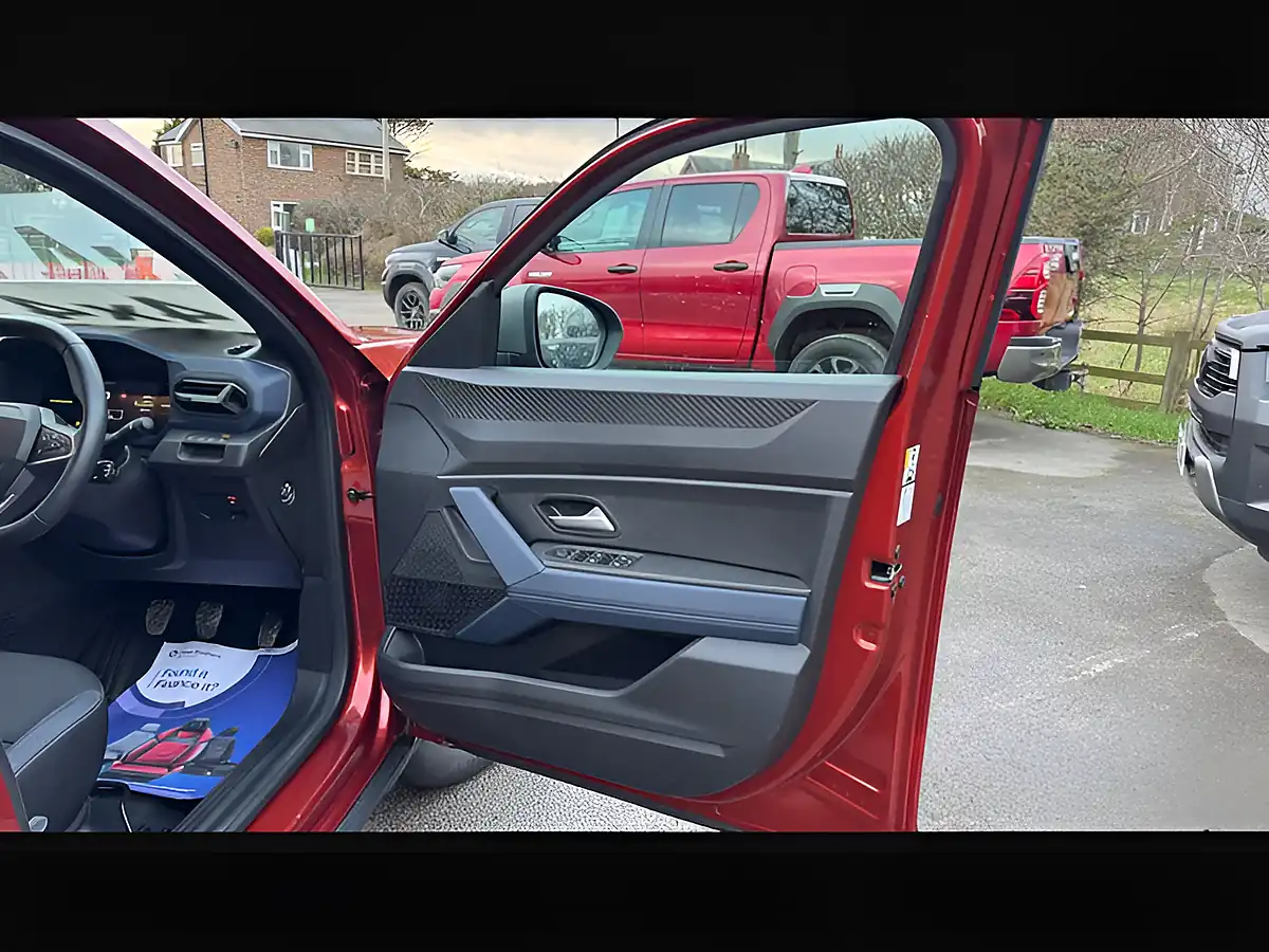 Used 2025 Dacia Duster Journey Terracotta - Interior and Exterior details 10