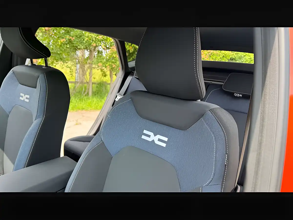 Used 2025 Dacia Duster Journey Terracotta - Interior and Exterior details 17