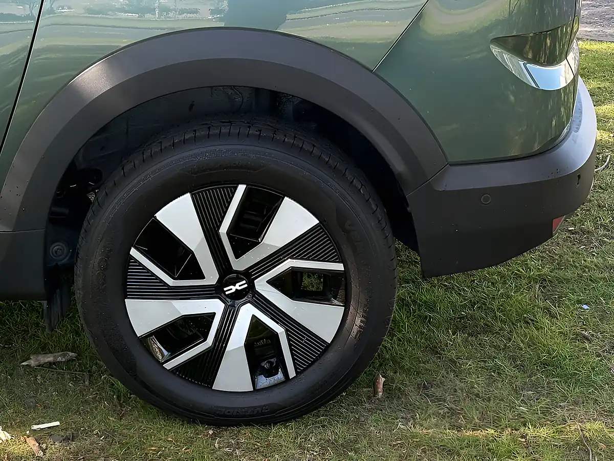 Used 2025 Dacia Jogger Expression Green - Interior and Exterior details 10