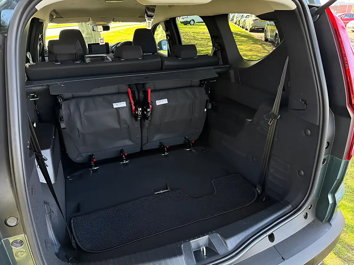 Used 2025 Dacia Jogger Expression Green - Interior and Exterior details 13