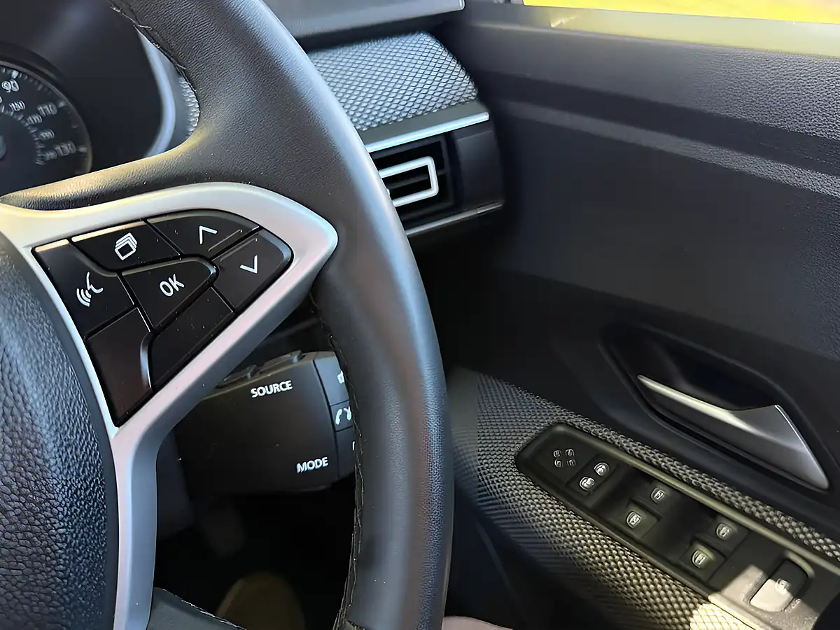 Used 2025 Dacia Jogger Expression Green - Interior and Exterior details 15