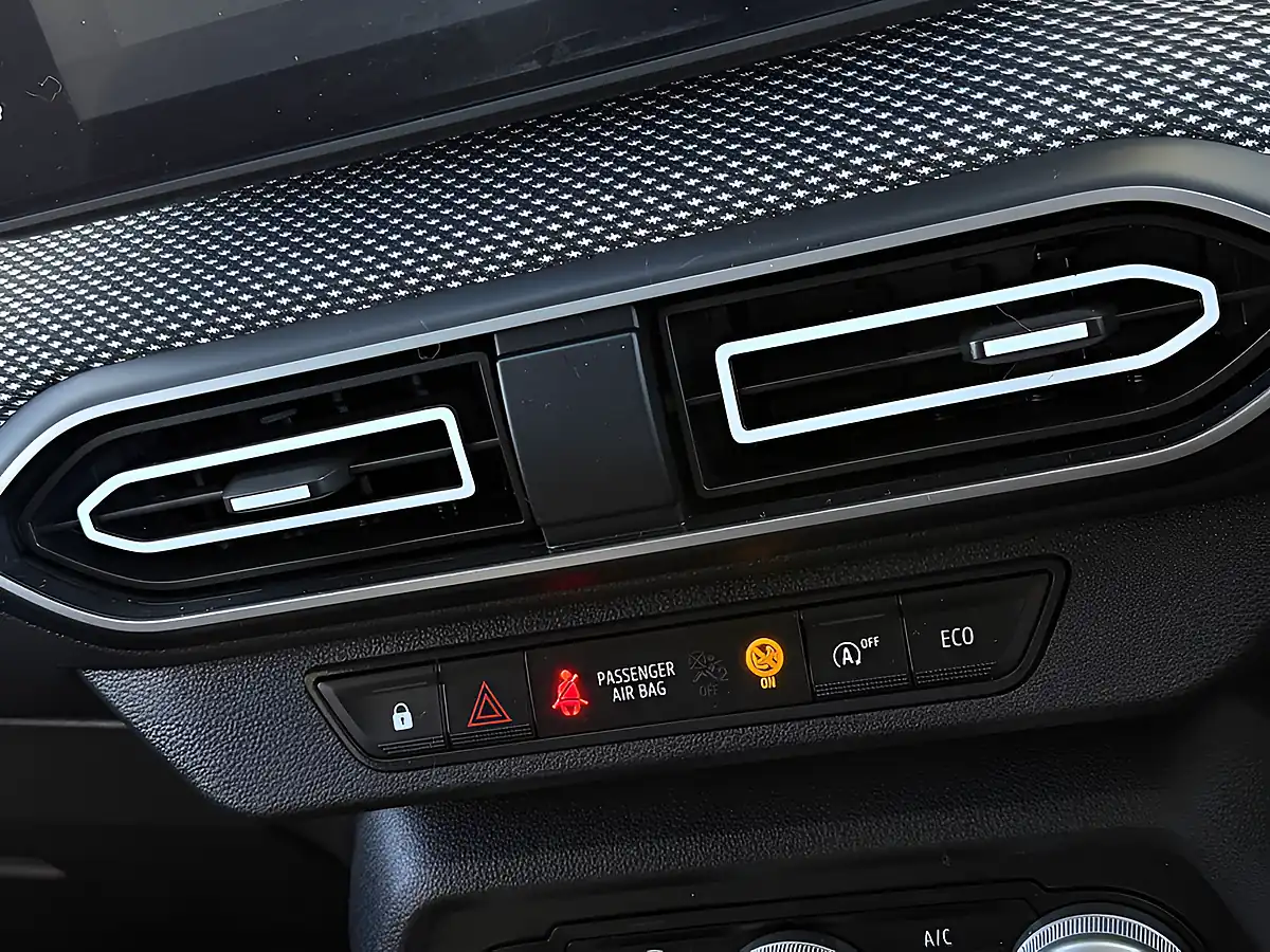 Used 2025 Dacia Jogger Expression Green - Interior and Exterior details 16
