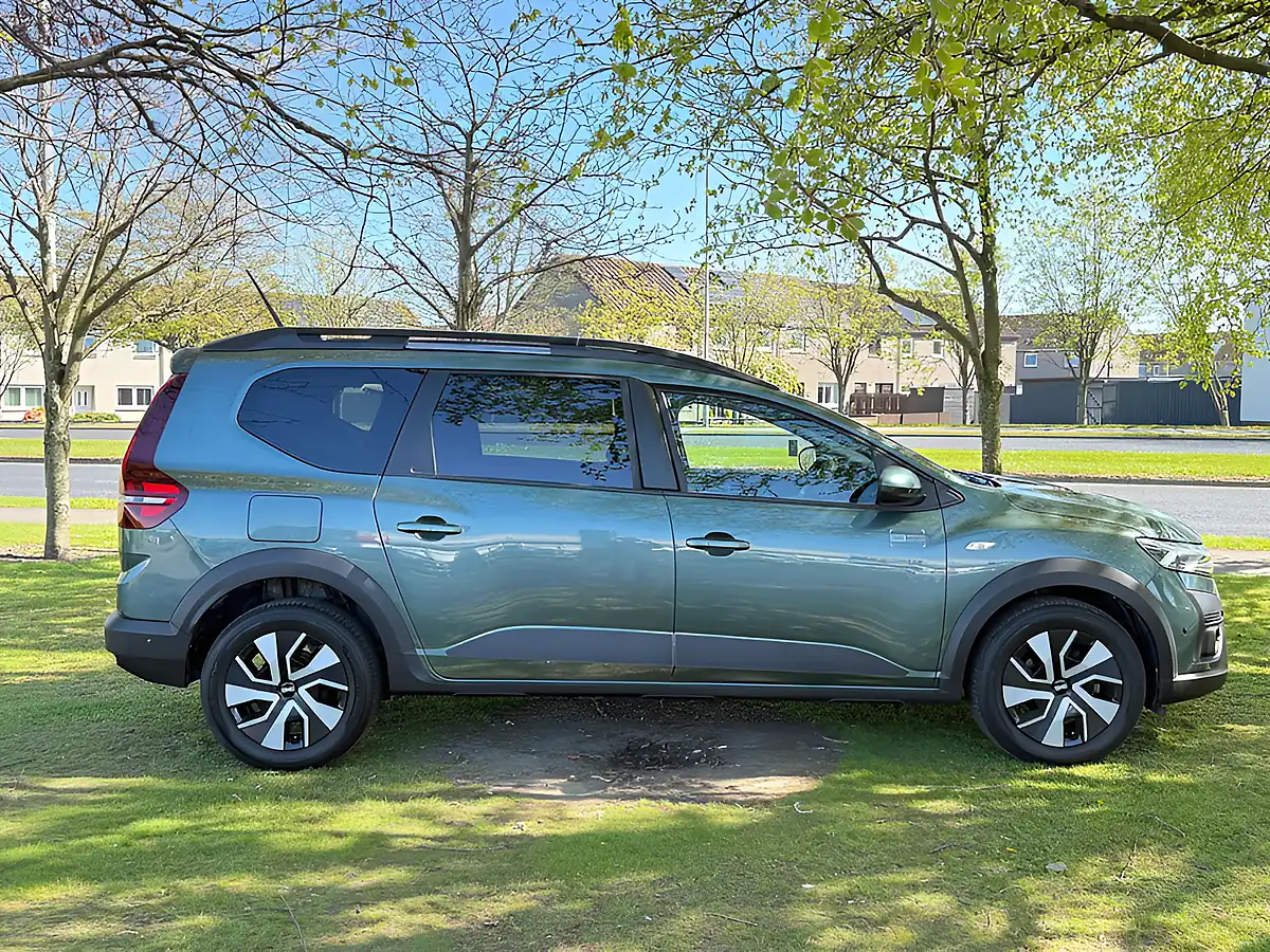 Used 2025 Dacia Jogger Expression Green - Interior and Exterior details 7