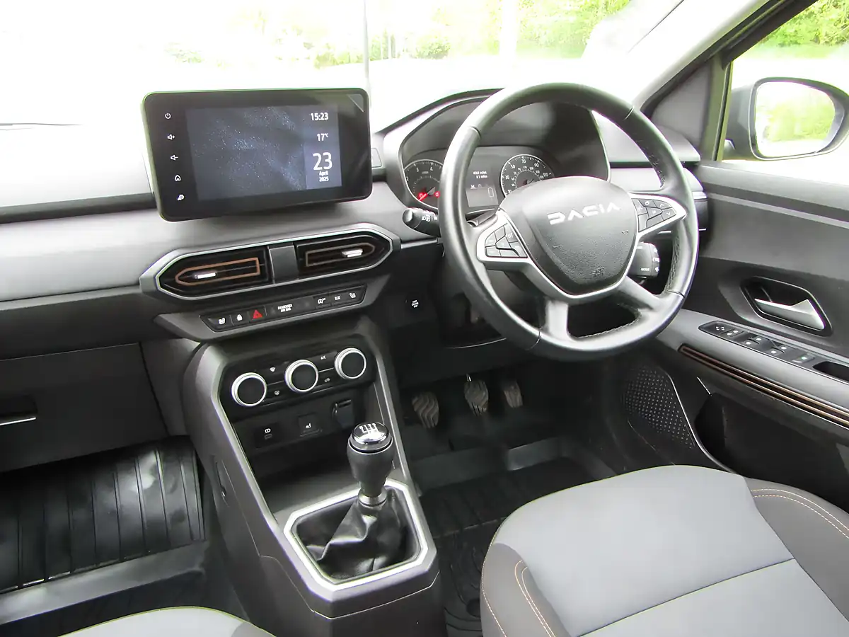 Used 2025 Dacia Jogger Extreme Dusty Khaki - Interior and Exterior details 10