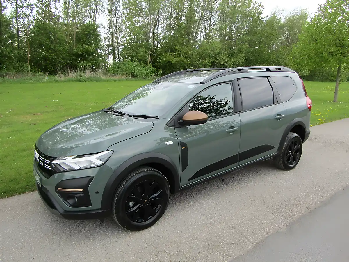 Used 2025 Dacia Jogger Extreme Dusty Khaki - Interior and Exterior details 4