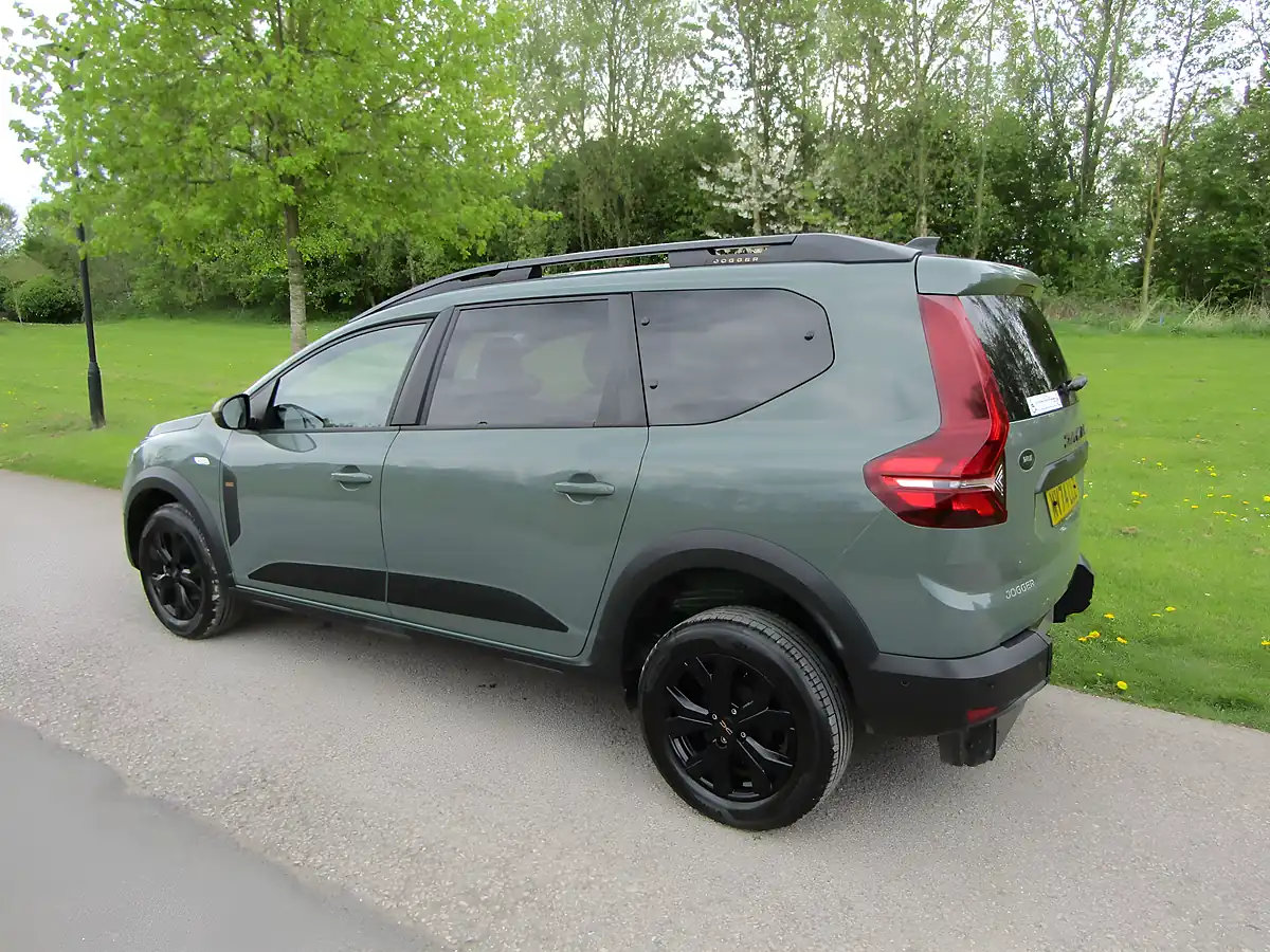 Used 2025 Dacia Jogger Extreme Dusty Khaki - Interior and Exterior details 5