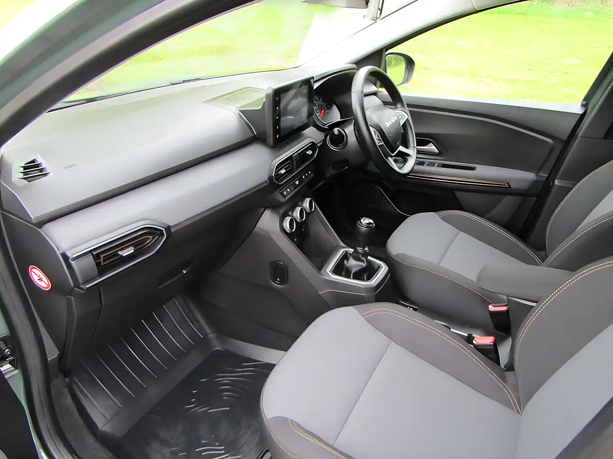 Used 2025 Dacia Jogger Extreme Dusty Khaki - Interior and Exterior details 8