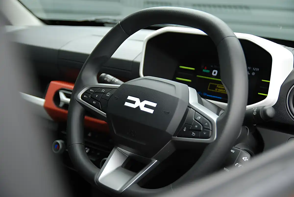 Used 2025 Dacia Spring Expression Red - Interior and Exterior details 14