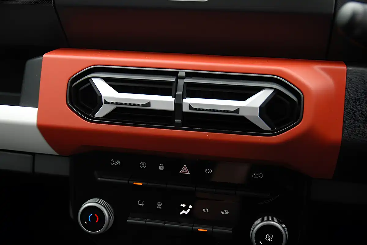 Used 2025 Dacia Spring Expression Red - Interior and Exterior details 8