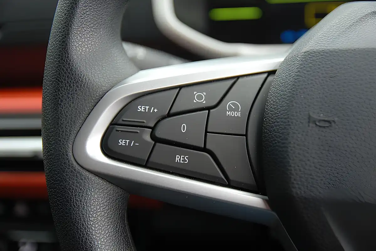 Used 2025 Dacia Spring Expression Red - Interior and Exterior details 9