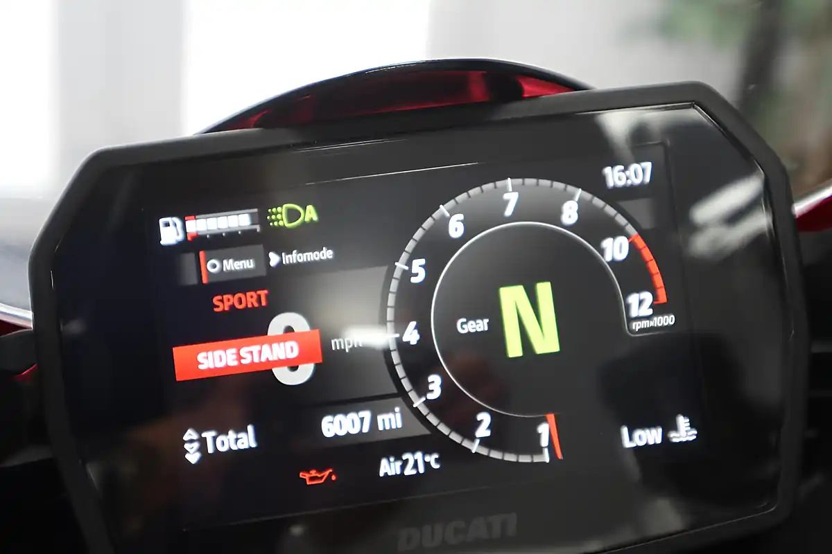 Used 2025 Ducati Panigale V2 S Red - Interior and Exterior details 12