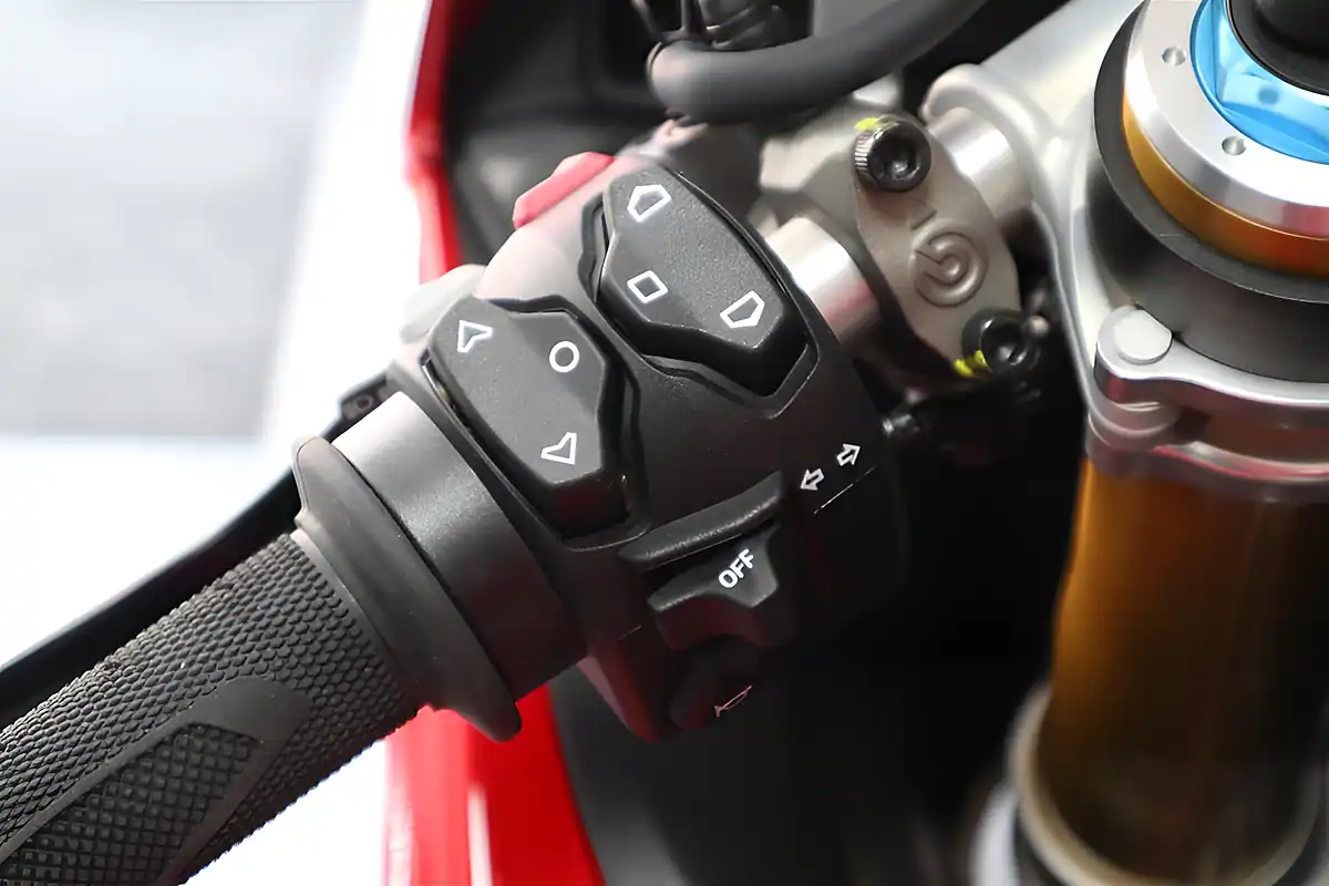 Used 2025 Ducati Panigale V4 S Red - Interior and Exterior details 14