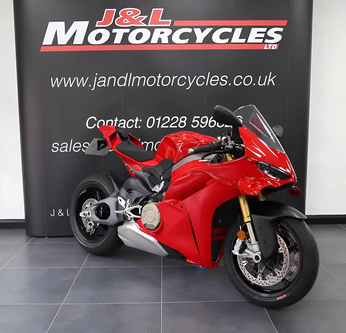 Used 2025 Ducati Panigale V4 S Red - Interior and Exterior details 3