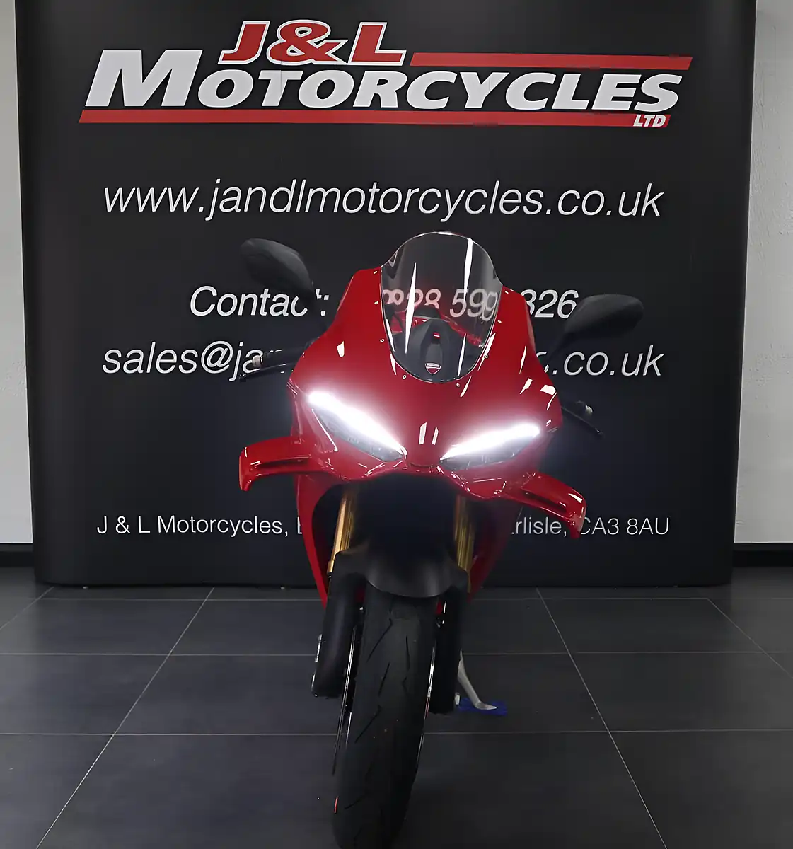 Used 2025 Ducati Panigale V4 S Red - Interior and Exterior details 4