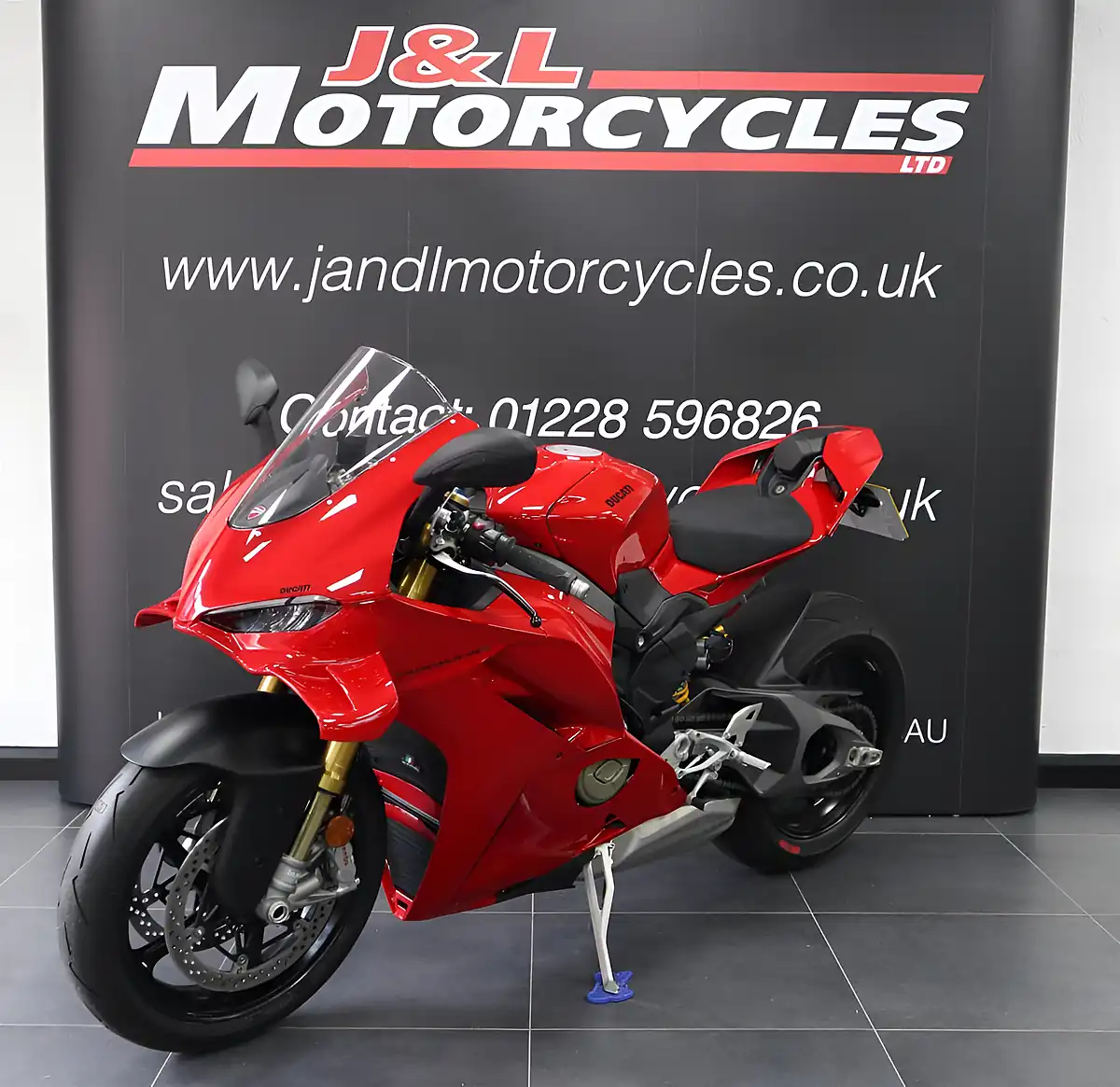 Used 2025 Ducati Panigale V4 S Red - Interior and Exterior details 6