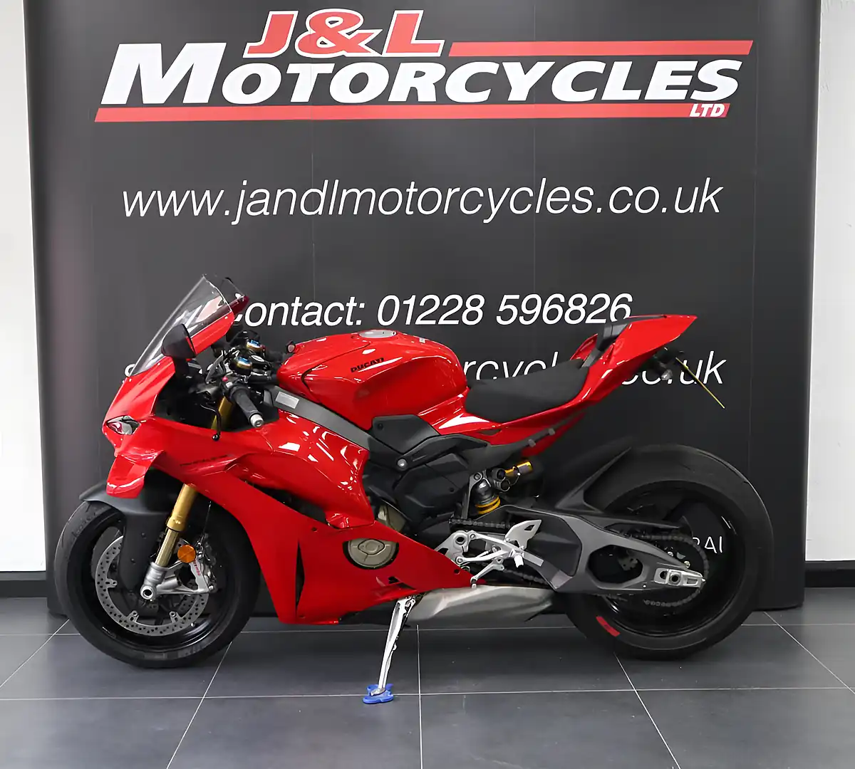Used 2025 Ducati Panigale V4 S Red - Interior and Exterior details 7
