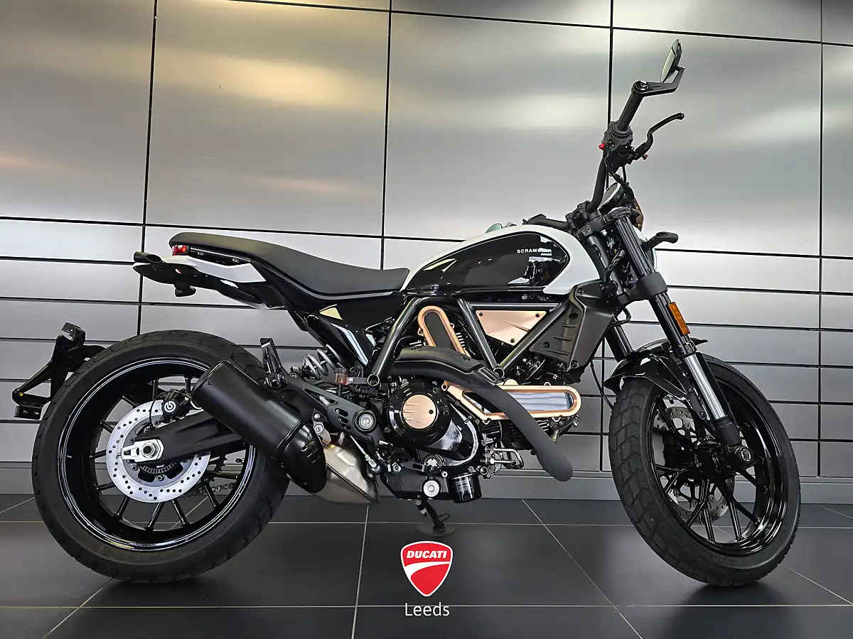 Used 2025 Ducati Scrambler 10° Anniversario Rizoma Edition Multi-Coloured - Front View