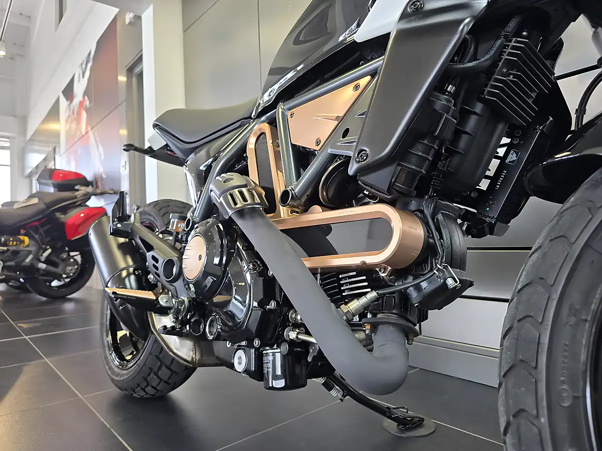 Used 2025 Ducati Scrambler 10° Anniversario Rizoma Edition Multi-Coloured - Interior and Exterior details 5