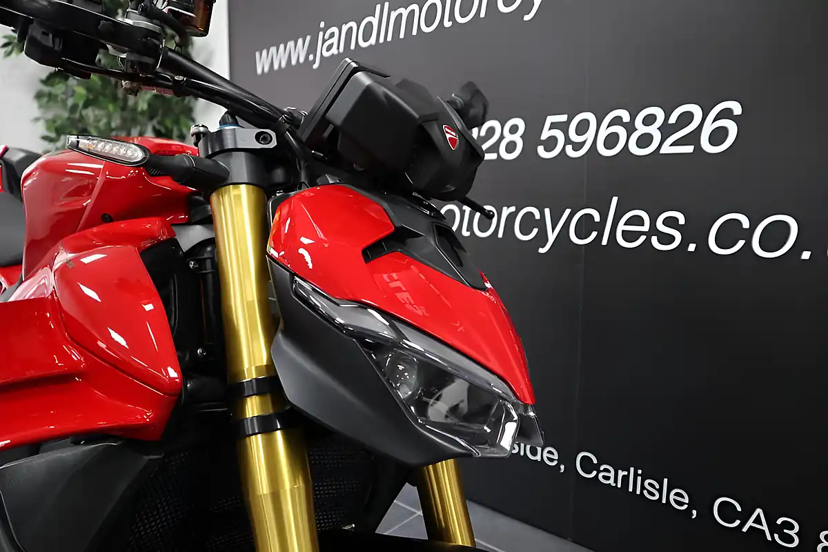 Used 2025 Ducati Streetfighter V4 S Red - Interior and Exterior details 12