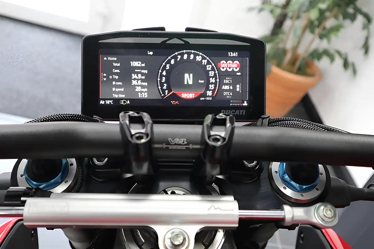 Used 2025 Ducati Streetfighter V4 S Red - Interior and Exterior details 15