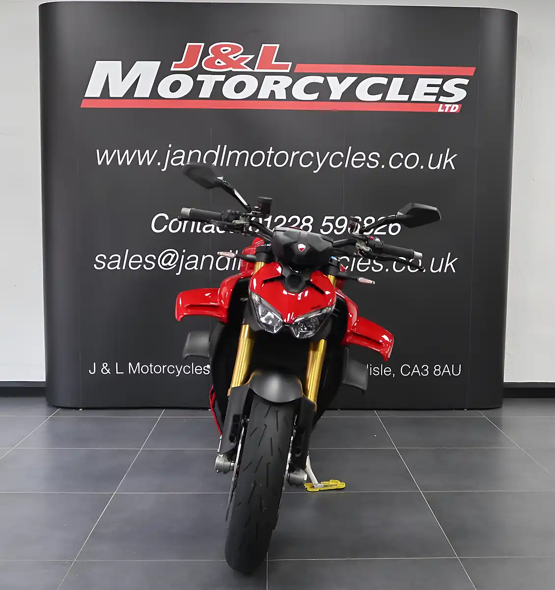 Used 2025 Ducati Streetfighter V4 S Red - Interior and Exterior details 3
