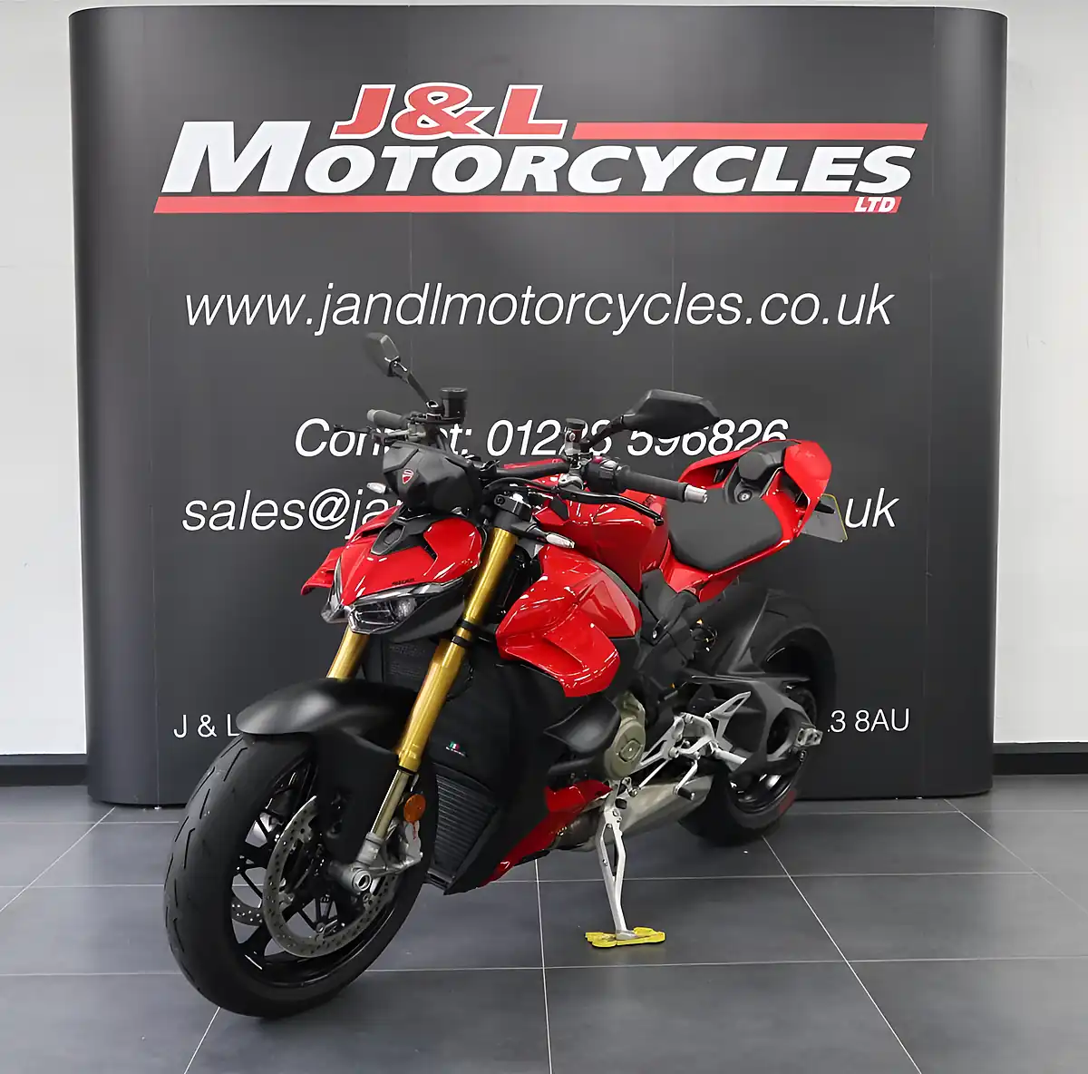 Used 2025 Ducati Streetfighter V4 S Red - Interior and Exterior details 4