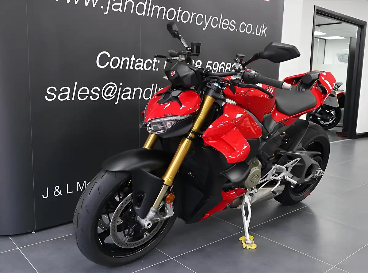 Used 2025 Ducati Streetfighter V4 S Red - Interior and Exterior details 6
