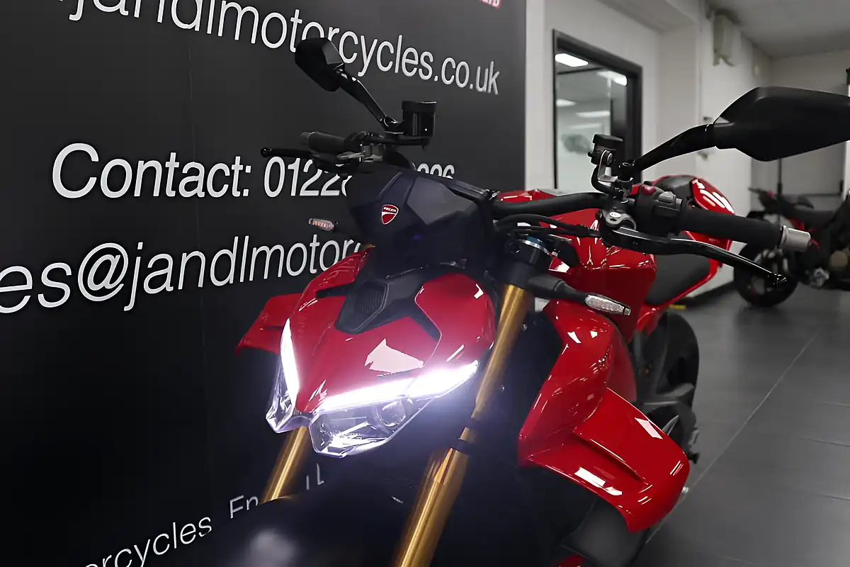 Used 2025 Ducati Streetfighter V4 S Red - Interior and Exterior details 7