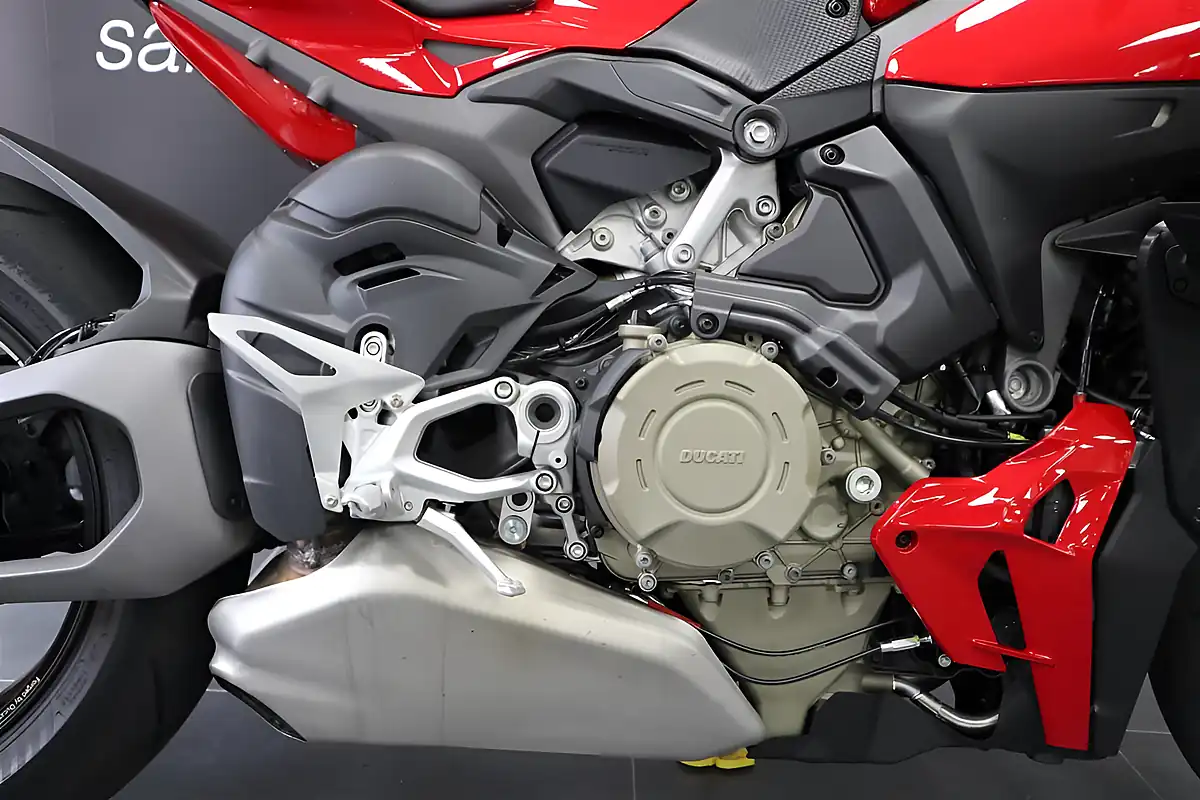 Used 2025 Ducati Streetfighter V4 S Red - Interior and Exterior details 9